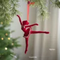 Ornamento appeso per albero di Natale ballerina di danza in velluto rosso festivo - Ragazza Ballerina Fioccata Rossa Stile B