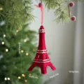 Ornement suspendu de sapin de Noël Tour Eiffel floqué rouge avec paillettes d'or pour la décoration. - Tour en Flocage Rouge
