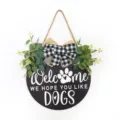 Détail de letrero de madera para puerta, placa redonda de bienvenida con lazo y eucalipto. - Style DOGS / Noir
