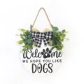 Gros plan sur le détail du panneau de bienvenue en bois avec des feuilles d'eucalyptus et nœud. - Style DOGS / Blanc