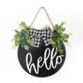 Panneau suspendu rond en bois bonjour avec nœud à carreaux et décor de verdure d'eucalyptus. - Style HELLO / Noir