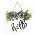 Plaque de porte ronde en bois hello avec feuilles d'eucalyptus et nœud écossais pour décoration. - Style HELLO / Blanc