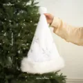 Weißer Plüsch Weihnachtsmütze mit Pailletten Schneeflocken, kuschelige Festtags Deko Mütze. - Erwachsene / Weißer Langplüsch (Schneeflocken-Pailletten)