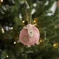 Decorazione sospesa per albero di Natale in feltro rosa, simpatico decoro in legno e lana. - Pecora Rosa