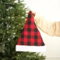 Rot-schwarzer Weihnachtshut mit Plüschkrempe und Bommel für festliche Weihnachtsdekoration. - Erwachsene / Rot-schwarz kariert