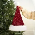 Bonnet de Père Noël en paillettes rouges avec bordure blanche duveteuse et pompon de fête. - Bourgogne Paillette Longue Peluche