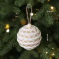Noordse stijl kerstboom hangend ornament, jute en wit touw gewikkelde bal, 8cm groot. - Stijl B / 8cm