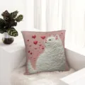 Detailansicht des dekorativen rosa Kissenbezugs mit flauschiger weißer Katze und Herzmuster. - Stil 8