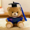 Abschluss Teddybär Plüschtier Detailaufnahme, mit schwarzer Doktorhut und Robe. - 12cm Farbiges Seil / Brauner Bär mit blauem Quastenanhänger