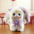 Süße Plüschpuppe mit Vinylgesicht und flauschigem lila Fell, perfektes Sammlerstück. - Höhe ca. 16cm / Weiß
