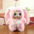 Süße rosa Plüschpuppe mit Vinylgesicht, flauschigen Hasenohren und Schleife für Kinder. - Höhe ca. 16cm / Rosa