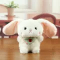 Simpatico coniglietto di peluche bianco bambola giocattolo con orecchie floppy e bavaglino verde. - Coniglio Bianco