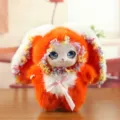 Süße Plüschpuppe mit Vinylgesicht, orangefarbenes flauschiges Kuscheltier mit bunter Schleife - Höhe ca. 16cm / Fuchsia