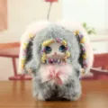 Süße Plüschpuppe mit Vinylgesicht, flauschigem grau-rosa Fell und Schleifenanhänger für Rucksack. - Höhe ca. 16cm / Grau