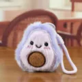 Süßer lila Avocado Plüschtier Anhänger flauschiger Rucksack Deko Schlüsselanhänger - Lila / Ca. 9 cm