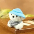 Schattige mini hond pluche hanger met blauwe hoed en gestreepte sjaal voor tas. - Ongeveer 8cm / Blauw
