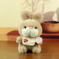 Adorable pendentif poupée lapin en peluche, peluche douce avec bavoir cerise et sucette. - Style Sucette / Beige / Environ 15cm