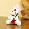 Simpatico portachiavi in peluche di pony bianco con criniera rosa e chitarra rossa. - Stile Chitarra Bianca