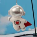 Plüsch Astronaut Schlüsselanhänger mit Silberhelm und rotem Umhang, süßer Taschenanhänger. - 12cm / Astronaut