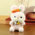 Mignon porte-clés en peluche lapin rose avec carotte et petites cloches, doux pendentif moelleux. - Style avec clochettes / Rose foncé / Environ 15cm