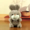 Gros plan détaillé du pendentif lapin en peluche avec sa fourrure douce et son pendentif cœur. - Style Collier / Brun Foncé / Environ 15cm