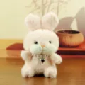 Gros plan de pendentif lapin peluche mignon, jouet en peluche doux avec détail collier cœur de perle. - Style Collier / Rose Clair / Environ 15cm
