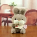 Joli pendentif lapin en peluche marron, douce poupée peluche avec petit bavoir pour sac à dos. - Style Sucette / Brun Foncé / Environ 15cm
