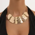 Collar llamativo dorado con placas geométricas irregulares ideal para mujeres modernas. - Estilo de Patchwork Irregular (08052) / Dorado