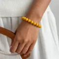 Gelbes Perlenarmband Variante, stilvolles Modeaccessoire für Damen im Sommer und Alltag. - Armband (0219) / Gelb