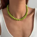 Grüne rissige Perlenkette für Damen, sommerlicher stilvoller kurzer Schlüsselbeinschmuck. - Halskette (0115) / Apfelgrün