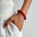 Modisches rotes Perlenarmband fuer Damen Sommer Freizeit Handgelenk Schmuck Accessoire - Armband (0219) / Weinrot
