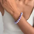Stilvolles lila Perlenarmband fuer Damen, perfekter sommerlicher Freizeitschmuck. - Armband (0219) / Hellviolett