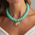 Collar de cuentas de resina turquesa con colgante de corazon dorado joyeria de moda. - Dorado + Azul Lago