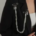 Gros plan détail de l'élégante broche épingle à nourrice en perles, superposition exquise. - Style Double Épingle Gland de Perles Artificielles Multicouche (00400) / Argent