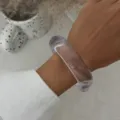 Διαφανές μωβ βραχιόλι από ρητίνη, φαρδιά γυαλιστερή ακρυλική μανσέτα καρπού για γυναίκες. - Διαφανές