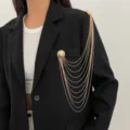 Élégante broche chaîne dorée multi-brins pour femmes, bijoux de blazer de costume de luxe. - Style Fermoir Demi-Boule Chaîne à Gland Multicouche (E1-00420) / Or