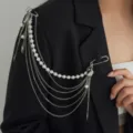 Élégante broche de chaîne de perles multicouche pour femmes, accessoire de revers. - Style Double Épingle Chaîne Multicouche Pendentif Cône Lune Perle Artificielle (00392) / Argent