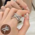 Elegante anillo abierto plateado de varias capas para mujer con pedrería variante geométrica - Abierto Ajustable / Estilo Multicapa de Strass Cruzado (JZ5352)