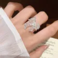 Eleganter silberner Spitzen-Schleifenring mit funkelndem Zirkonia, modischer offener Ring. - Gitter Geschnitzter Schleifenstil (JZ5608)