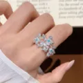 Süßer Blumen Offener Ring für Damen, exquisites silberfarbenes Blumen-Design mit Steinen. - Mehrblüten-3D-Stil (JZ5607)