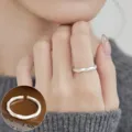 Zilveren geometrische open ring met geborstelde textuur, delicate luxe vingersieraad. - Open Verstelbaar / Geborstelde Onregelmatige Stijl (JZ5599)