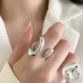 Minimalistische onregelmatige geometrische open zilveren ring voor dames, modieuze sieraden. - Open Verstelbaar / Zilveren Streamline Stijl (JZ5603-1)