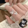 Süßartiger minimalistischer offener Ring für Damen mit feinem Schmetterlingsdesign. - Doppel-Schmetterlings-Strass-Stil (JZ5333)