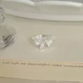 Zarter, offener Silberring mit filigranem Schleifen-Design und funkelnden Zirkoniasteinen. - Gemusterter Schleifenhohlstil (JZ7410)