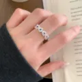 Silver floral band ring with blue stones, chic daisy design fashion jewelry for women stacking. - Daisy Continuous Blue Gemstone Style (JZ5492)