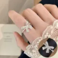 Silberner Schleifenring für Damen, glänzender Zirkonia offener Ring süß eleganter Schmuck - Strass-Schleifen-Stil (JZ5331)