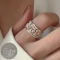 Süßer filigraner Silberring für Damen, eleganter offener Zirkonia Fingerring sehr modisch. - Hohlmuster-Mikro-Set-Stil (JZ5564)
