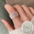Süßer hohler offener Ring, eleganter silberfarbener geometrischer Spitzenring für Damen. - Breiter Spitzen-Gitter-Stil (JZ5166)