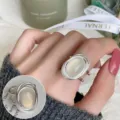 Anillo abierto de plata con gema ovalada, elegante joya de moda nicho para mujer moderna. - Anillo Abierto de Piedra Blanca de Varias Capas (JZ7232)