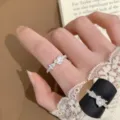 Eleganter offener Zirkonia Ring in Silber, zartes filigranes Kristall Design für den Alltag. - Kristallblumen-Cluster-Schleifen-Stil (JZ5332)